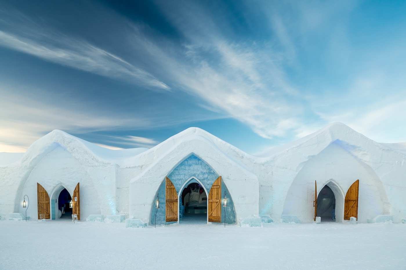 https://thehoteljournal.com/wp-content/uploads/2022/10/worlds-best-igloo-hotels-Hotel-de-Glace-Canada.jpg